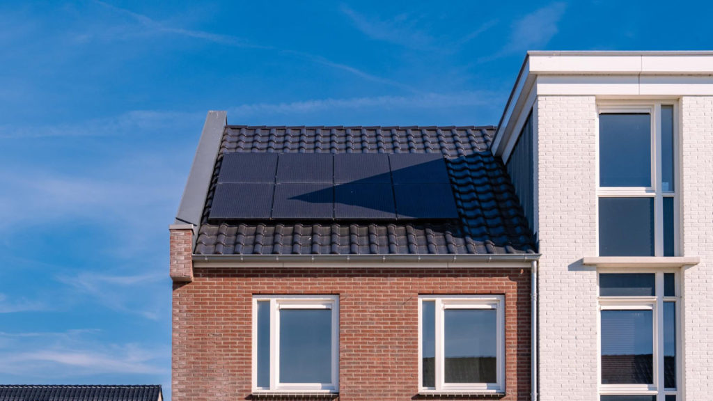 Ubezpieczenie instalacji fotowoltaicznej to rodzaj ubezpieczenia, które chroni przedsiębiorstwa chcące zainstalować na swoich nieruchomościach dachowe panele słoneczne