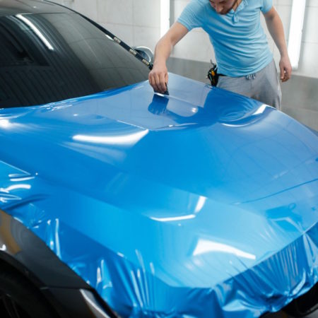 Ochrona lakieru samochodowego – zainwestuj w folię ochronną, aby uniknąć uszkodzeń