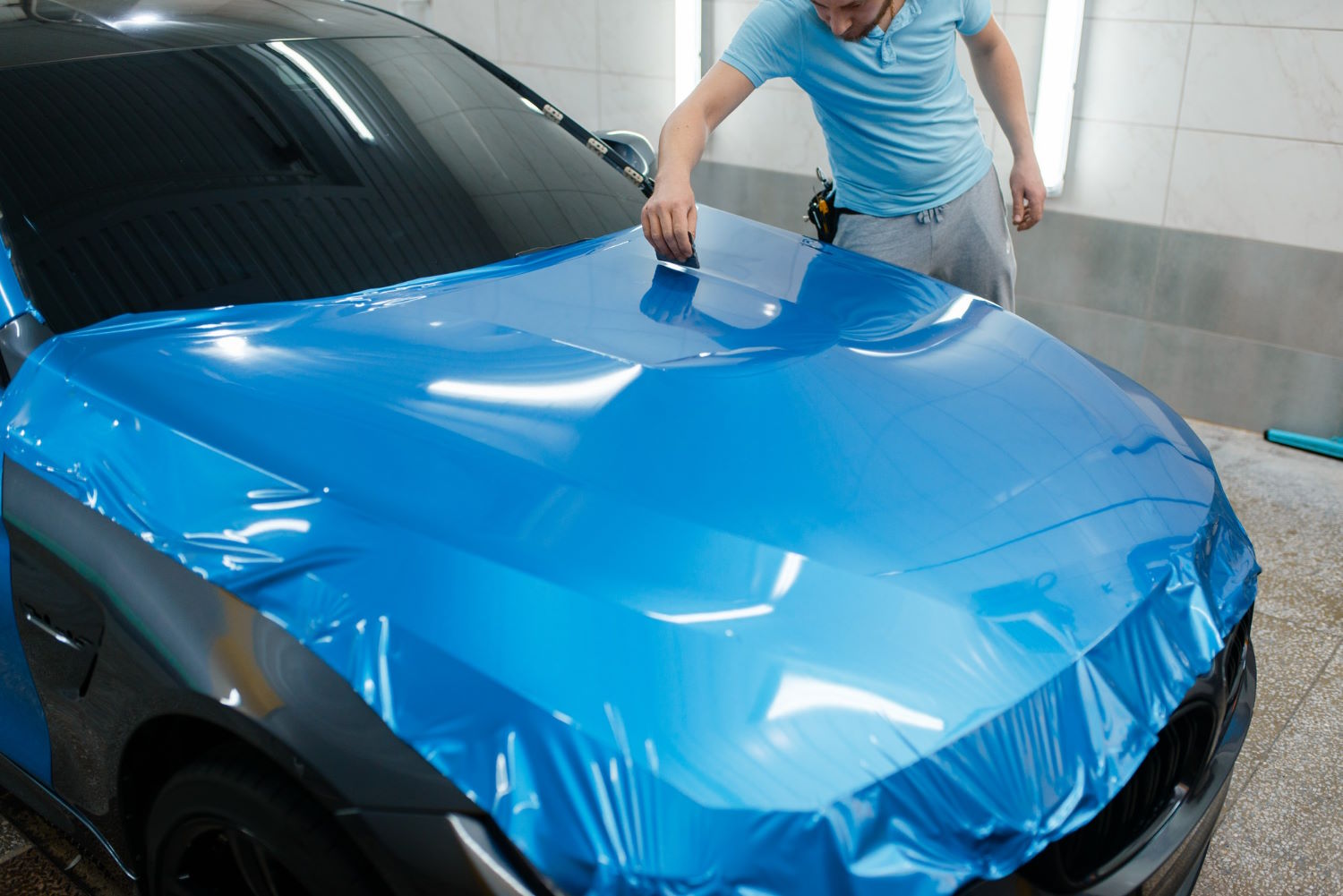 Ochrona lakieru samochodowego – zainwestuj w folię ochronną, aby uniknąć uszkodzeń