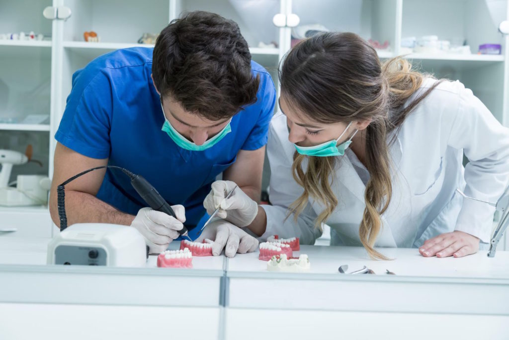 Dzisiejsze możliwości protetyki stomatologicznej pozwalają pacjentom w Poznaniu na zdobycie śmiechu marzeń