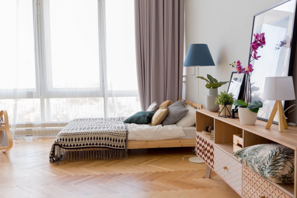 Drewniane podłogi to nie tylko praktyczne rozwiązanie, ale także doskonały sposób na dodanie uroku i stylu do swojej przestrzeni mieszkalnej