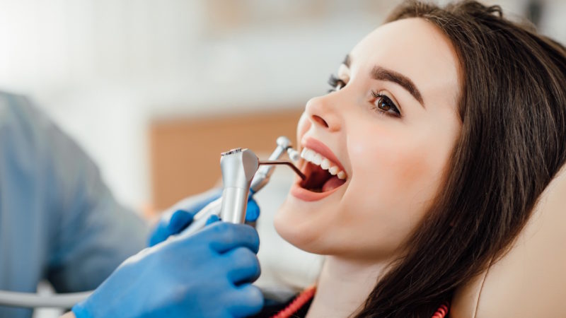 Nowe technologie w poznańskich klinikach odmieniają leczenie endodontyczne – jak ratujemy zęby?