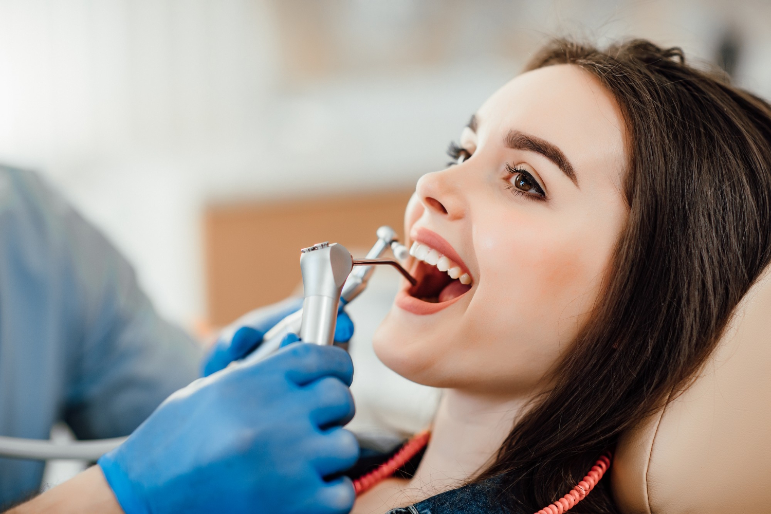 Nowe technologie w poznańskich klinikach odmieniają leczenie endodontyczne – jak ratujemy zęby?